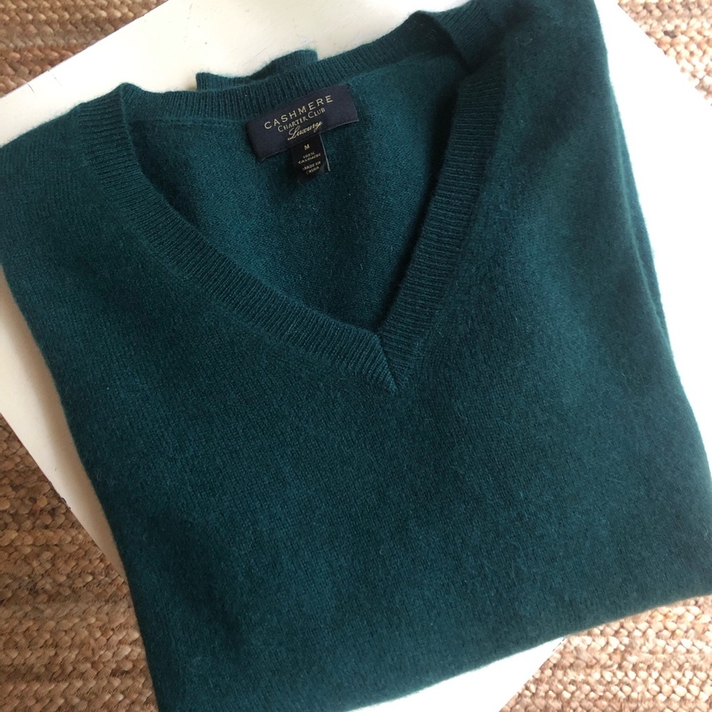 New: Macy’s Charter Club 100% Cashmere V-Neck Long-Sleeve Sweater. Size Medium